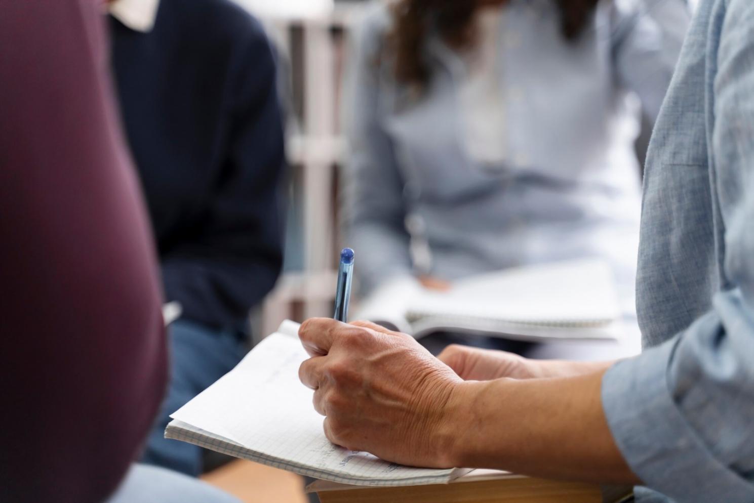 Detailierte Finanzanalyse-Dokumente auf einem Schreibtisch